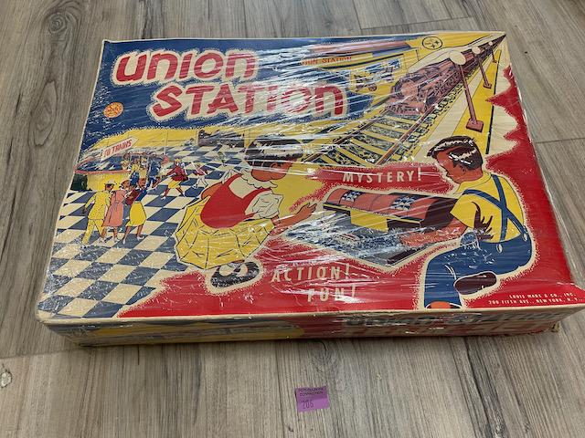 MARX UNION STATION BOX WITH VERY NICE SET MINUS THE CARS.   CLEAN SET (1 of 2)