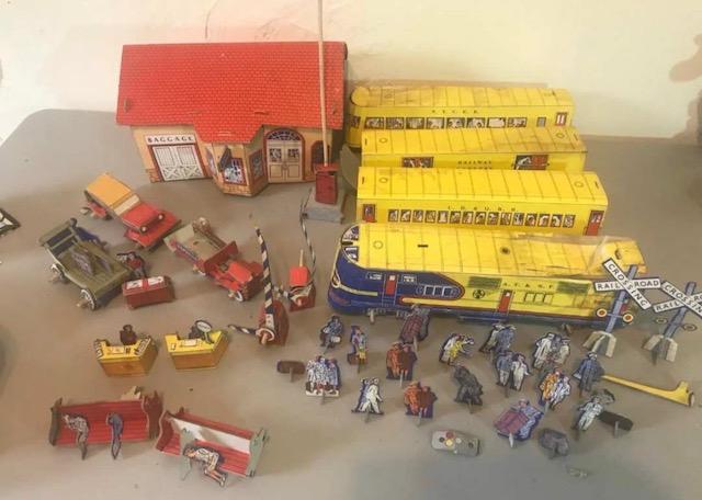 VINTAGE TRAIN PAPER CUT OUT SET: Comes as seen in pictures