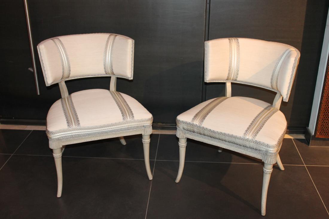 Paire de chaises à dossier incurvé, en bois: Paire de chaises à dossier incurvé, en bois laqué beige.Pieds en sabreAssises et dossiers tendus de tissu rayéFabrication moderne de style(un pied réparé)