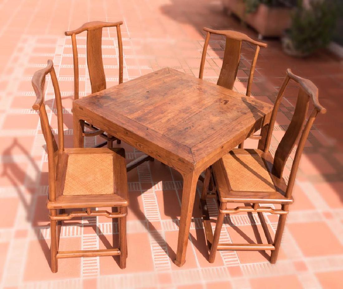 CHINE, XIXème siècle Table de forme: CHINE, XIXème siècle Table de forme quadrangulaire en bois et quatre chaises à l'assise cannéeTable : 73 x 92 x 92 cm