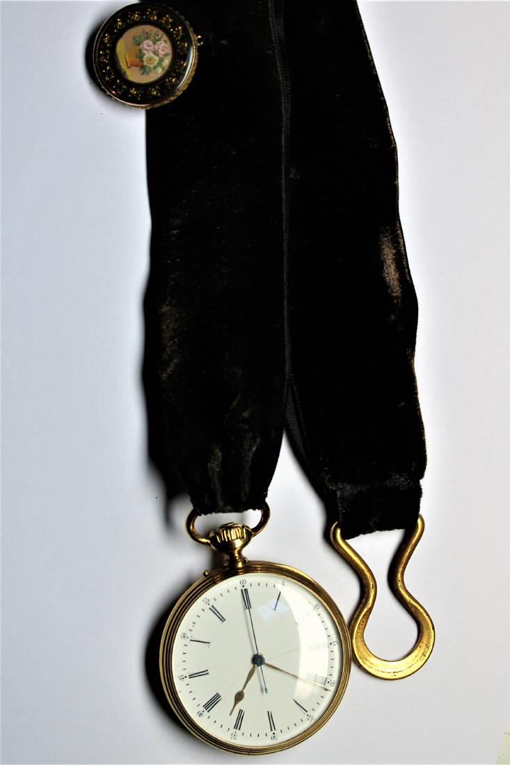 MONTRE DE POCHE  en or jaune, suspendue à un (1 of 1)