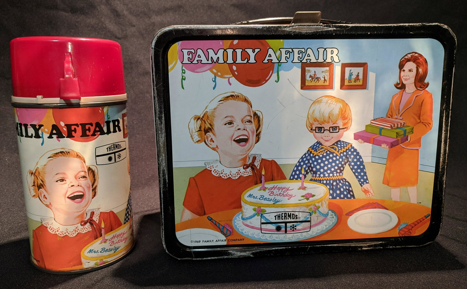 1969 Family Affair LUNCHBOX & THERMOS Mrs Beasley: Metal Lunch Box with great images of classic TV sitcom FAMILY AFFAIR, featuring Buffy, Jody, Mrs. Beasley the bespectacled doll, and Sebastian Cabot as Mr. French. Includes colorful Thermos with origi