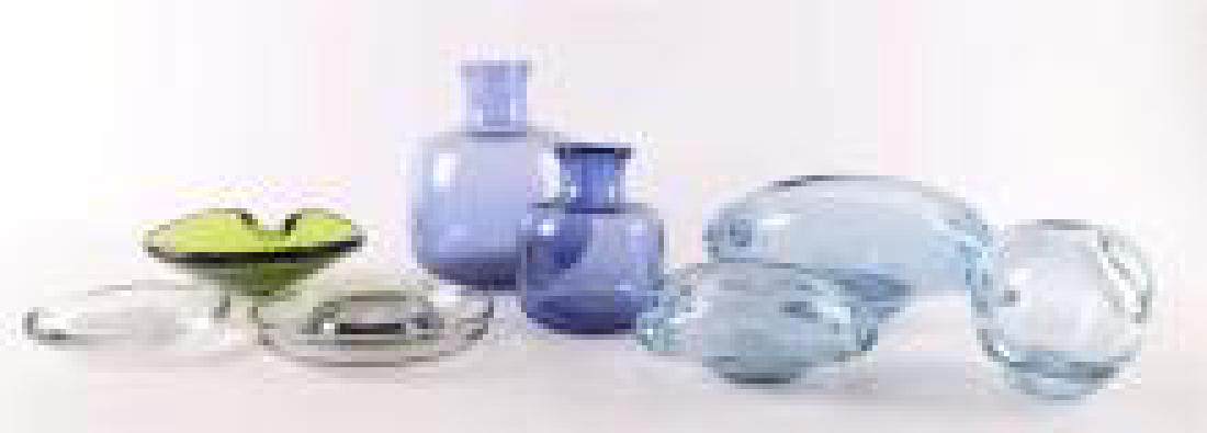 Denemarken, Holmegaard. Een blauw glazen vaas met: Denemarken, Holmegaard. Een blauw glazen vaas met opstaande hals, gesigneerd 'Holmegaard M96', h 17 cm. Hierbij dito kleinere, genummerd 18168, h 11 cm. Hierbij enig ander glas, tot. 8x.