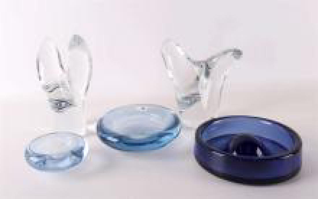 Denemarken, Holmegaard. Een stel plastische objecten,: Denemarken, Holmegaard. Een stel plastische objecten, gesigneerd 'Holmegaard K.S. 7638' unica, no. 10, h 18 cm. Hierbij enig ander glas, tot. 5x.