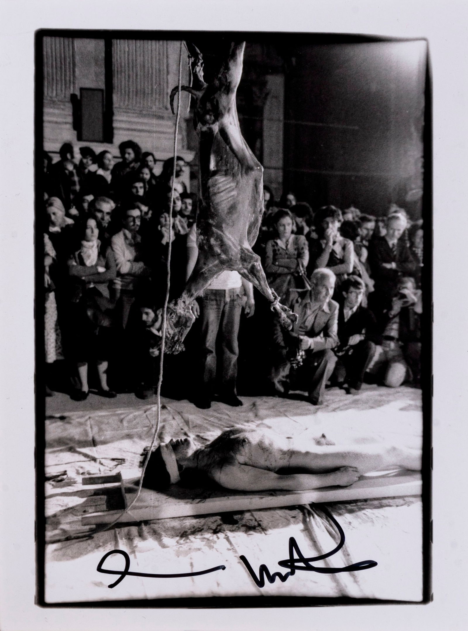 HERMANN NITSCH (1938) Senza titolo Stampa fotografica 24,8 x 17,6 cm Firmata e datata in basso al: HERMANN NITSCH (1938) Senza titolo Stampa fotografica 24,8 x 17,6 cm Firmata e datata in basso al centro PROVENIENZA: Collezione privata, Milano