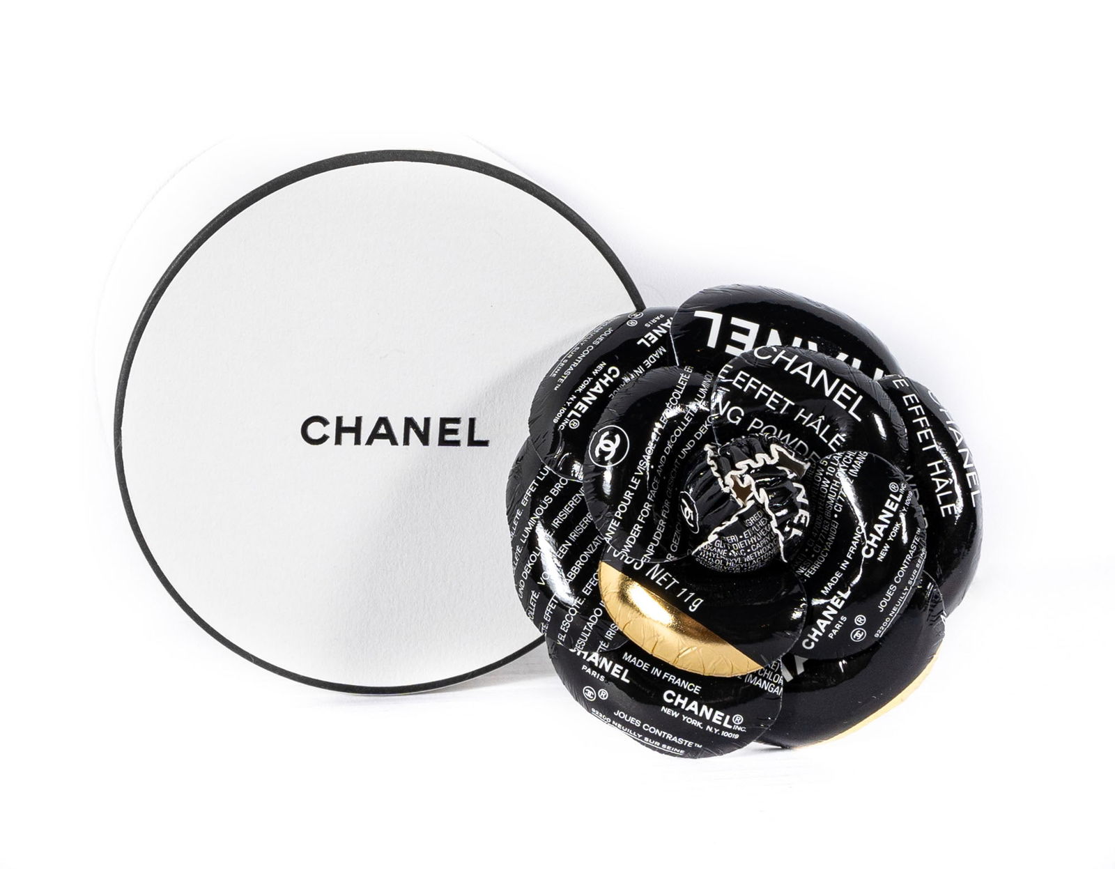 CHANEL, Camellia handmade pin by Peter Phillips: CHANEL Camellia handmade pin by Peter Phillips 2008 - 2009 Made of black and white paperboard Diameter 8,3 cm circa With box In good condition This is a rare collector's item, a brooch in the shape of