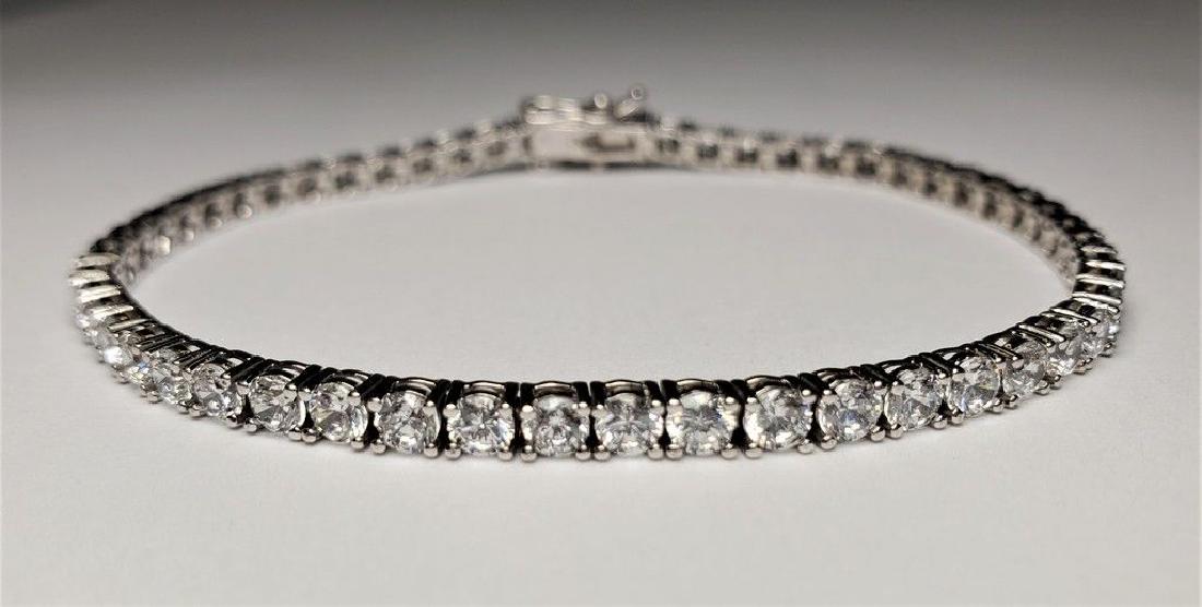 10K WHITE GOLD CUIBIC ZIRCONIA BRACELET: 10K CUIBIC ZIRCONIA BRACELET 7" 7.9 GRAMS WINNER SHALL RECEIVE EXACT ITEM SHOWN.