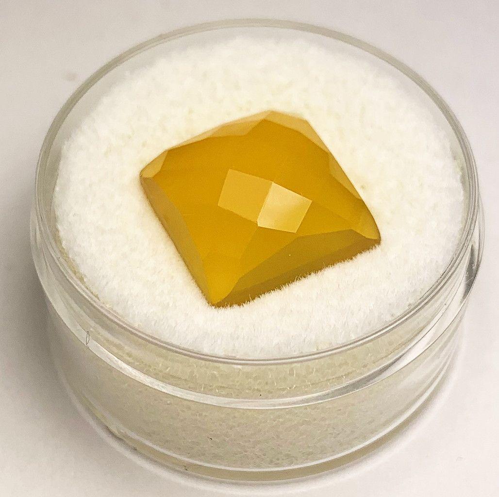 HUGE YELLOW CHALCEDONY 8-9.0 CARATS: WE ARE PLEASED TO BRING YOU THIS MONSTER CONSIGNMENT OF COLORED STONES. OUR CONSIGNOR WE WOULD AFFECTIONATELY DESCRIBE AS A GARAGE COLORED STONE DEALER. I THINK HE EYEBALLED A LOT BECAUSE SOME OF THE