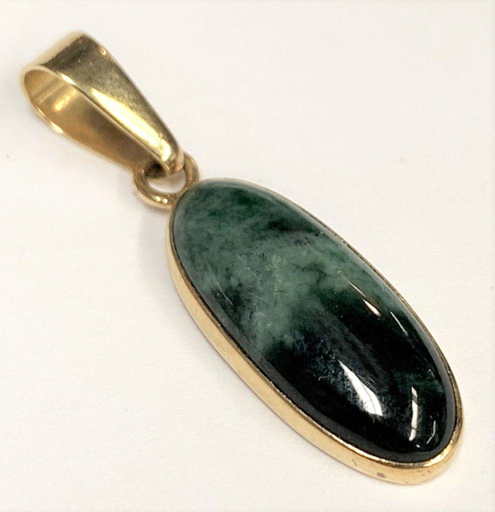LOVELY 18K JADE PENDANT (1 of 6)