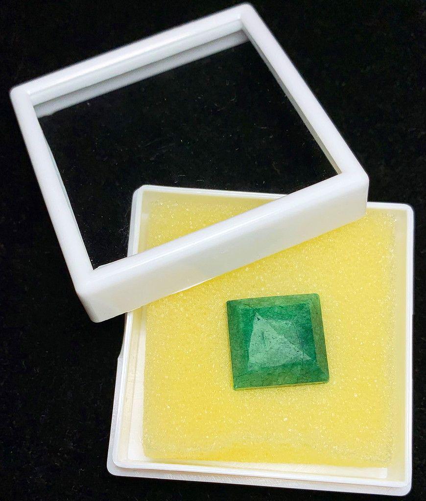 22.10CT SQUARE CUT GREEN BERYL GEMSTONE: 22.10CT SQUARE CUT GREEN BERYL GEMSTONE WINNER SHALL RECEIVE THE EXACT ITEM SHOWN HERE