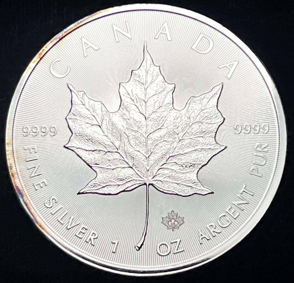 2016 Canada $5 Maple Leaf 1 ozt .9999 Silver (1 of 2)