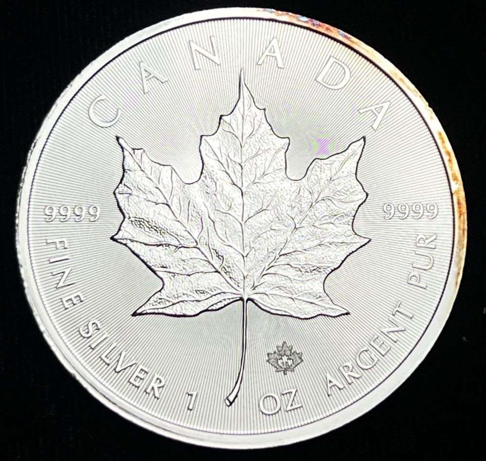 2016 Canada $5 Maple Leaf 1 ozt .9999 Silver (1 of 2)
