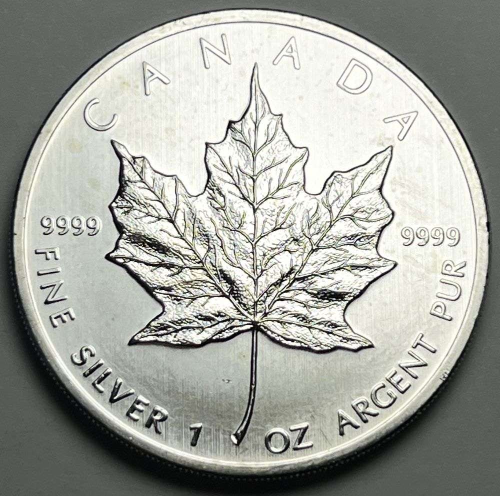2010 Canada $5 Maple Leaf 1 ozt .9999 Silver (1 of 2)