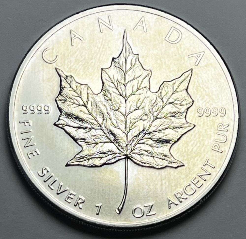2010 Canada $5 Maple Leaf 1 ozt .9999 Silver (1 of 2)