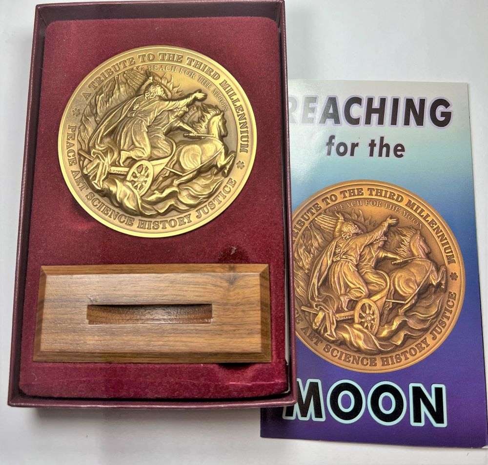 2000 Hoffman Mint Reaching For The Moon 226g Bronze Medal: Winner shall receive the exact medal shown here. (BD/B)