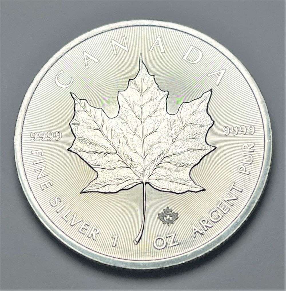 2016 Canada $5 Maple Leaf 1 ozt .9999 Silver (1 of 2)