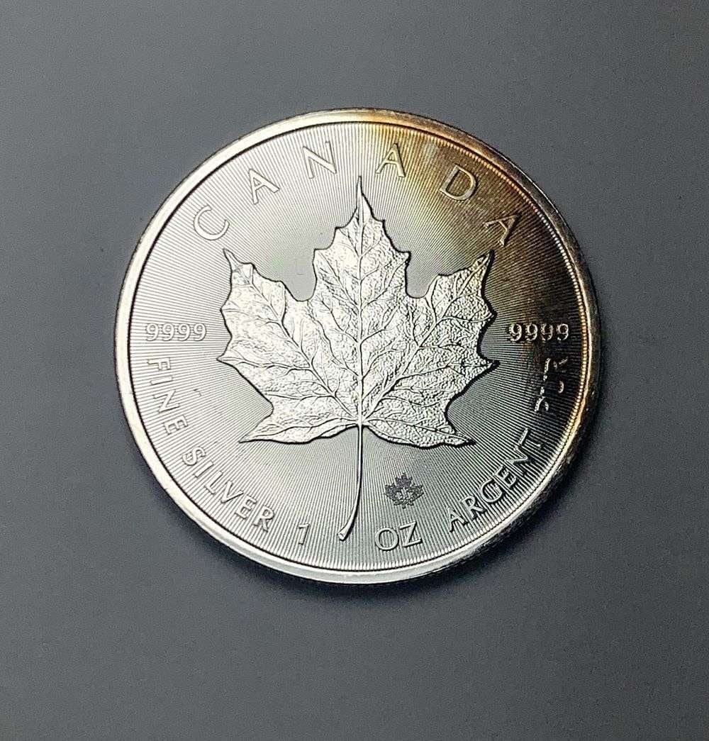2022 Canada $5 Maple Leaf 1 ozt .9999 Silver (1 of 2)