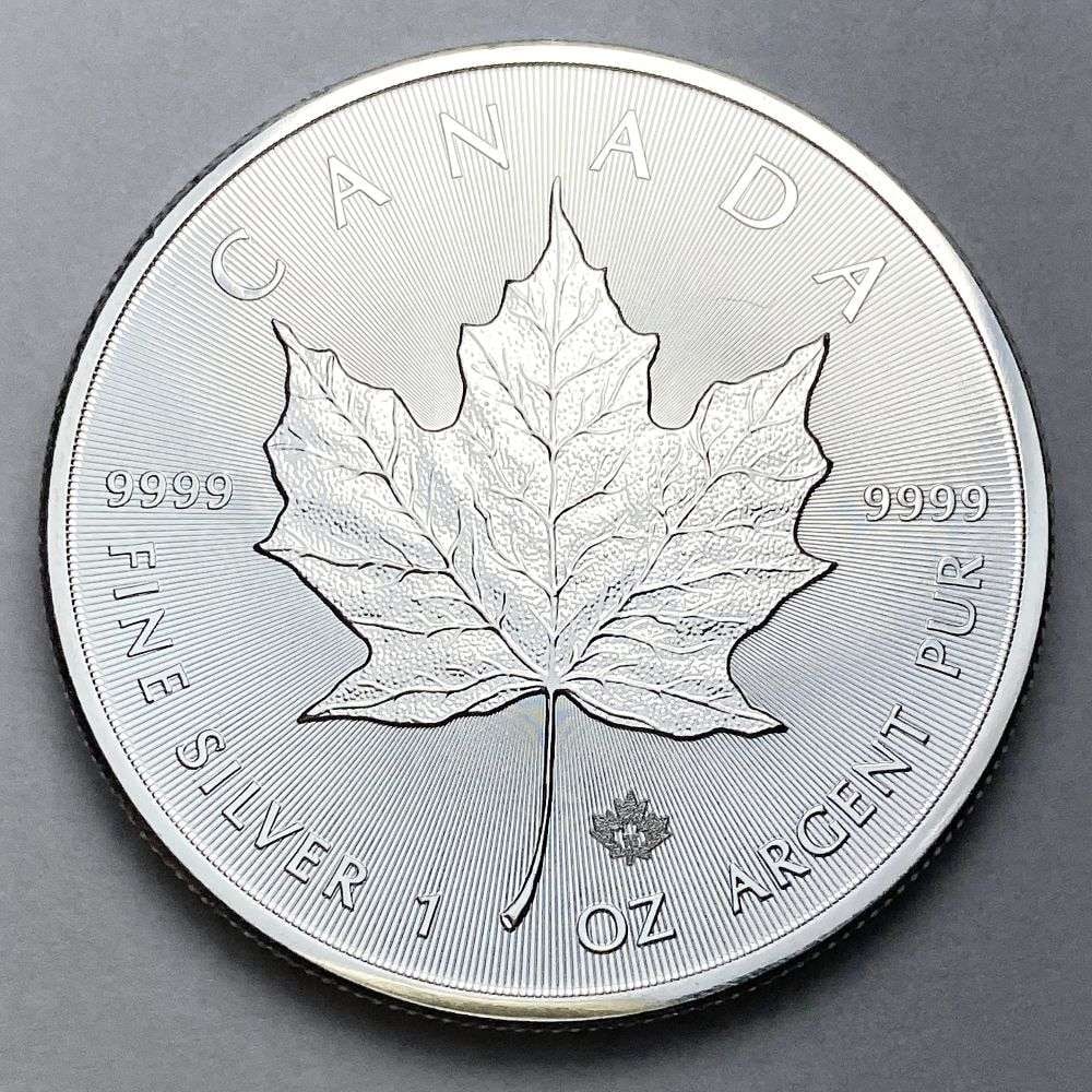 2015 Canada $5 Maple Leaf 1 ozt .9999 Silver (1 of 2)