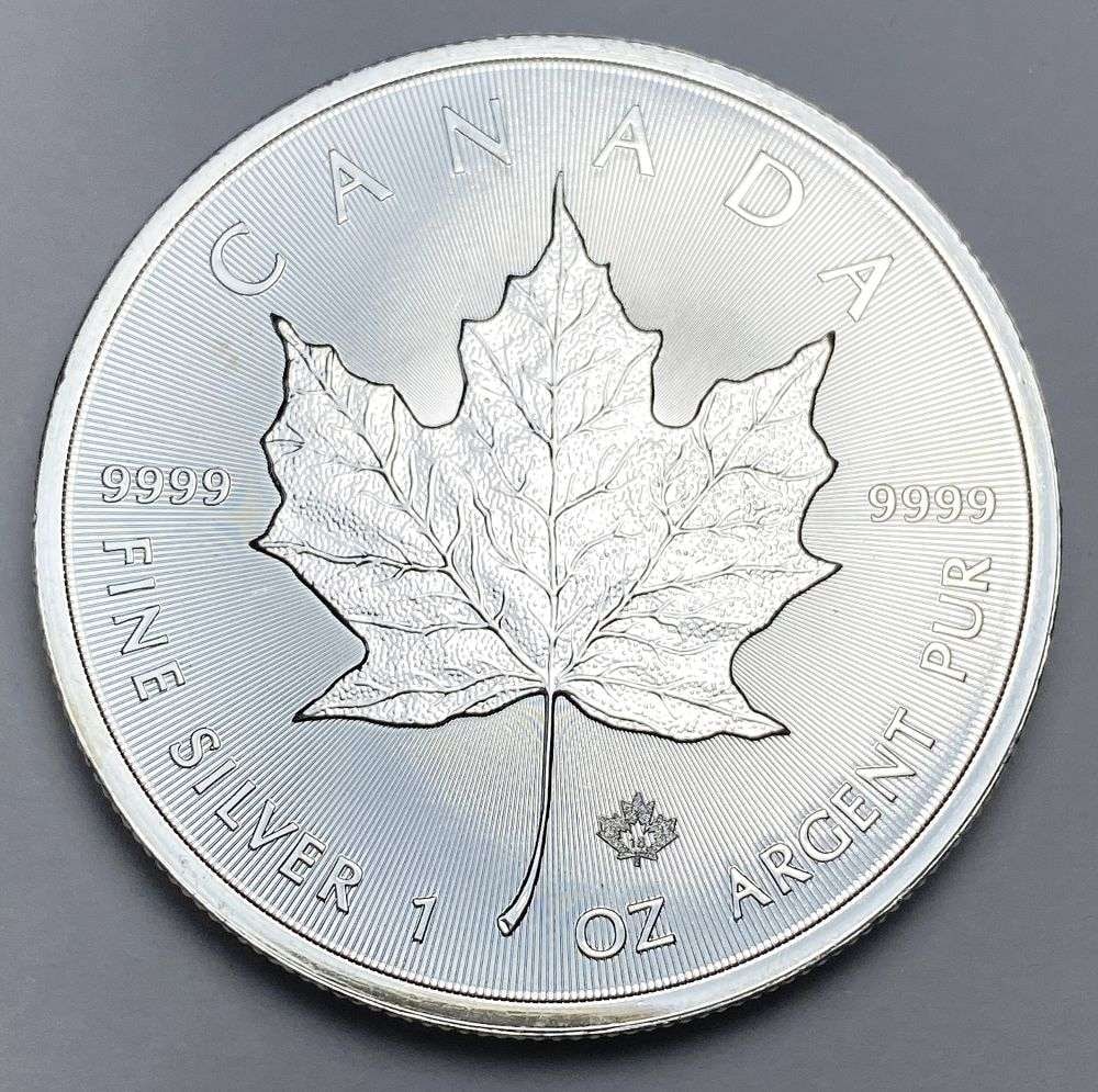 2016 Canada $5 Maple Leaf 1 ozt .9999 Silver (1 of 2)
