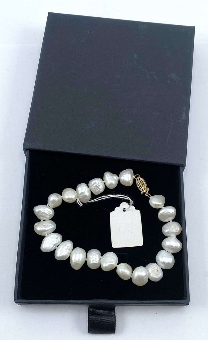 14k Gold Freshwater Pearl Bracelet 16.9g: Winner shall receive the exact item shown here. (RR)