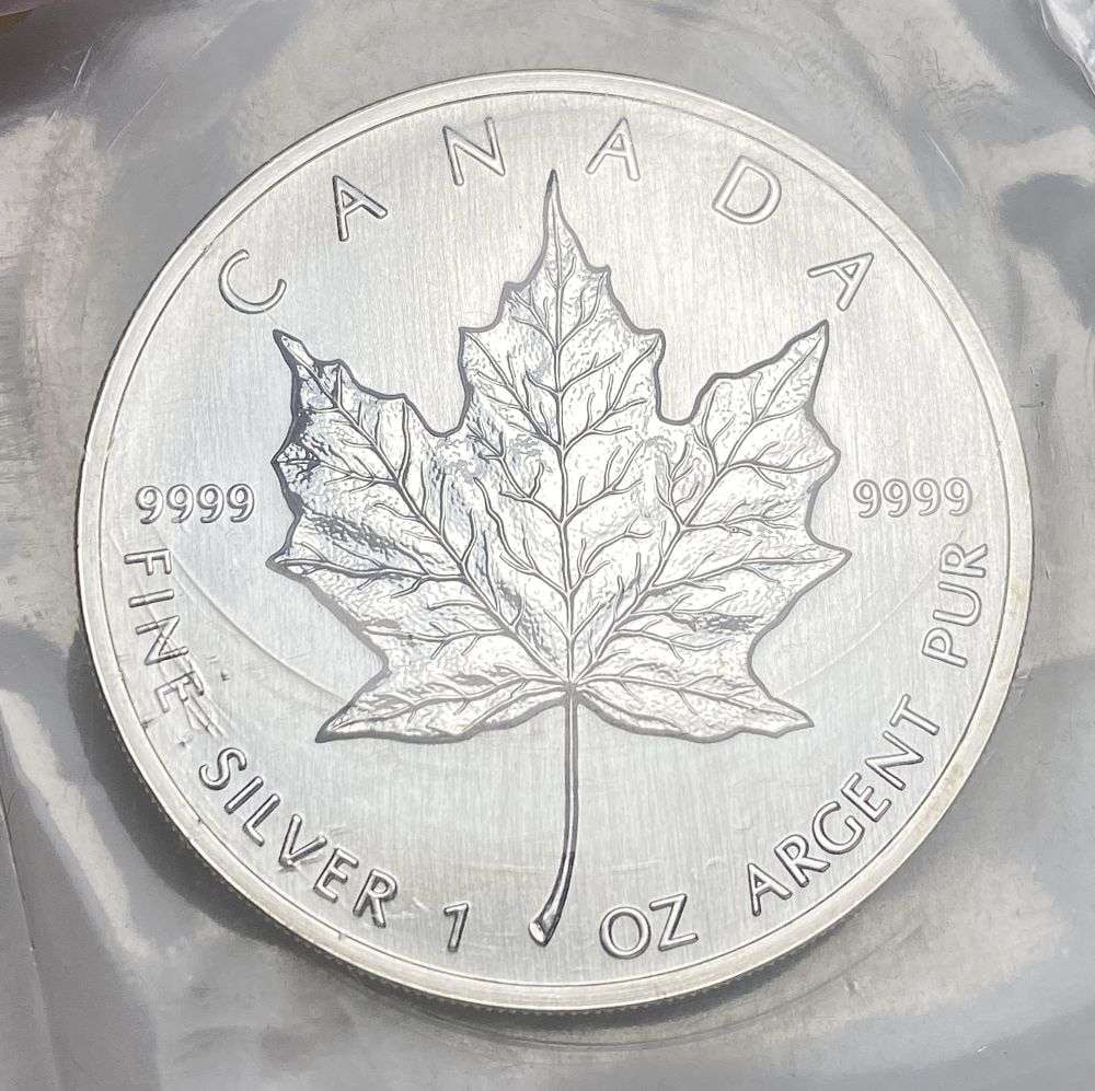 Last Minute! Better Date 1990 Canada $5 Maple Leaf 1 ozt .9999 Silver OGP (1 of 3)