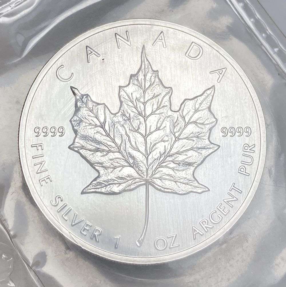 Last Minute! Better Date 1990 Canada $5 Maple Leaf 1 ozt .9999 Silver OGP (1 of 3)