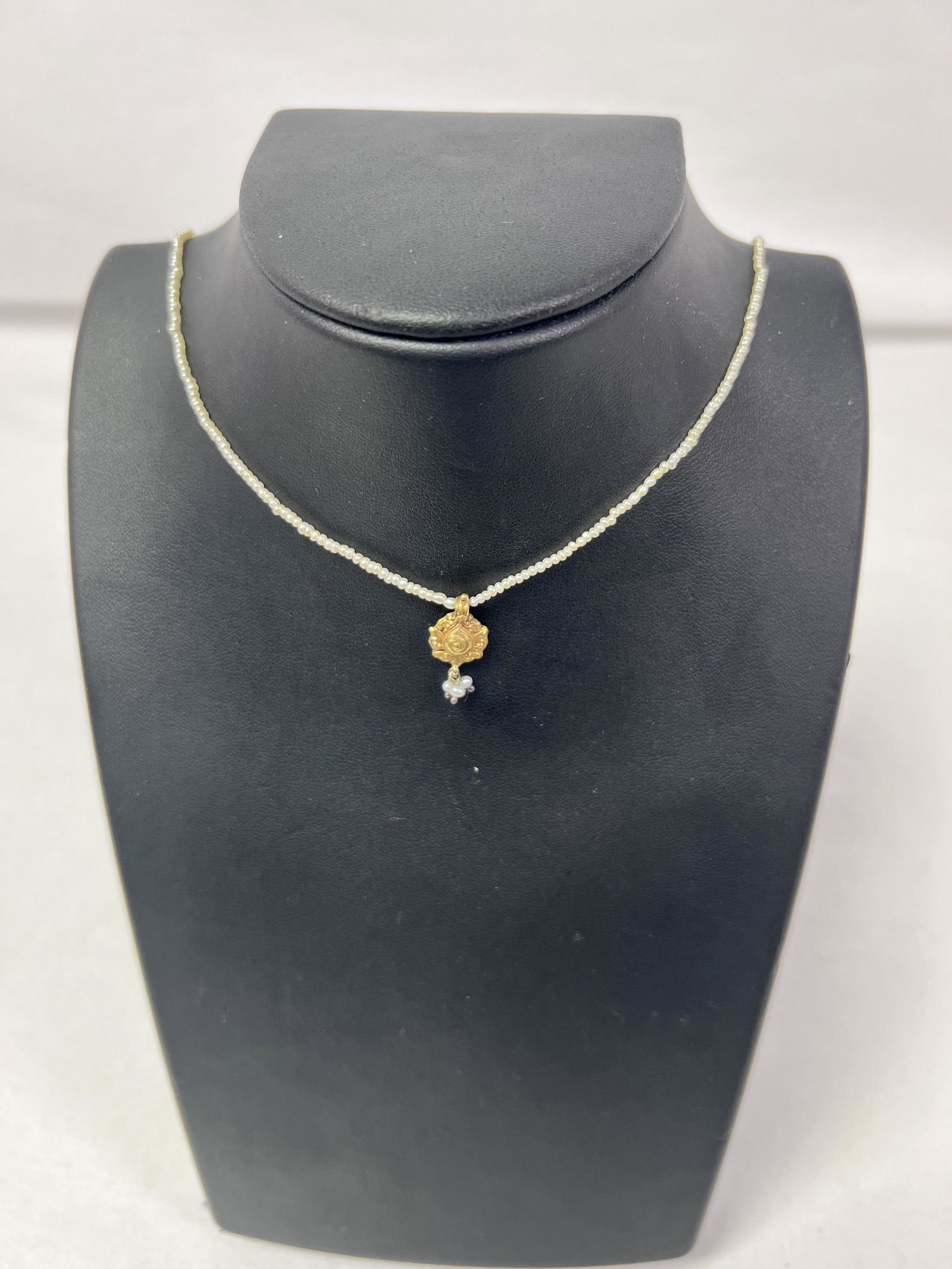 Antigue 18K / 22K Gold and Pearl Necklace: Antigue 18K / 22K Gold and Pearl Necklace with pendant Test for at least 18K possibly 21K - 24K Gold Total length 14 Total weight 4.7 gram Out of New York City Estate
