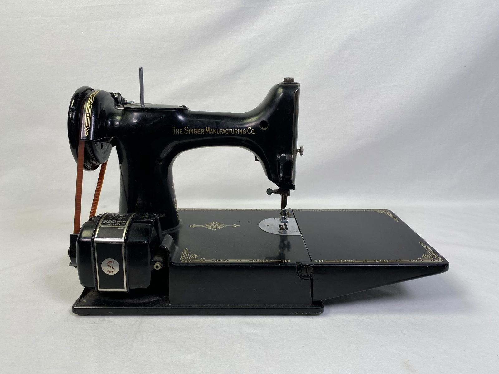 Singer 221 Featherweight Sewing Machine (1 of 12)
