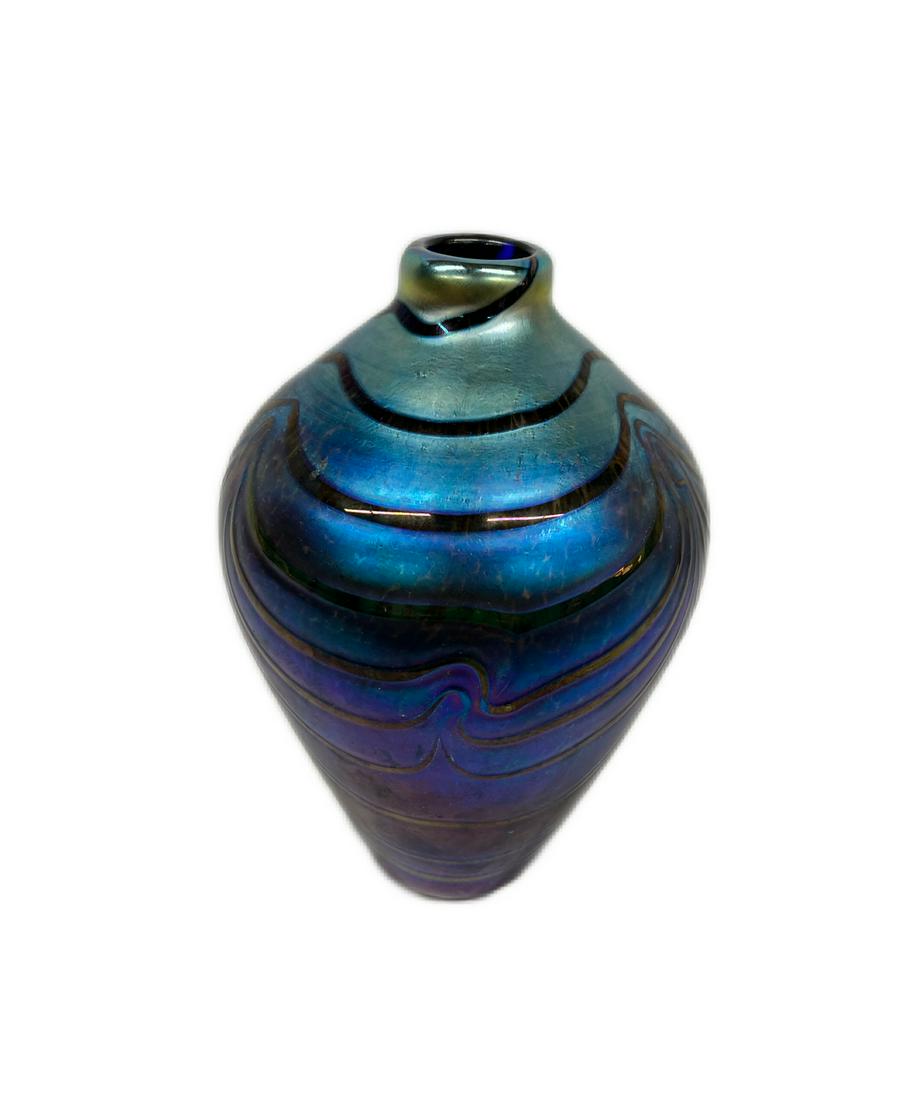 Lundberg Studios Style Art Glass Vase: Lundberg Studios Loetz Tiffany Rosenthal Style Art Glass Vase in an Iridescent Pulled Feather Design Signed on Bottom Illegible Dimensions 6"Diameter x 8"H No Nicks Cracks Or Chips No Repairs Good Pre