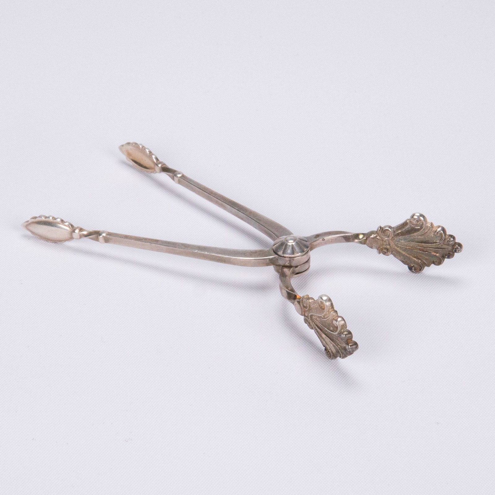 Georg Jensen Sterling Silver Acanthus Tongs: Georg Jensen Denmark Sterling Silver Acanthus Sugar Tong Measures 3-15/16" at Longest Point In Overall Good Condition Please look at Photos Closely Danish george Out of a New York City Estate