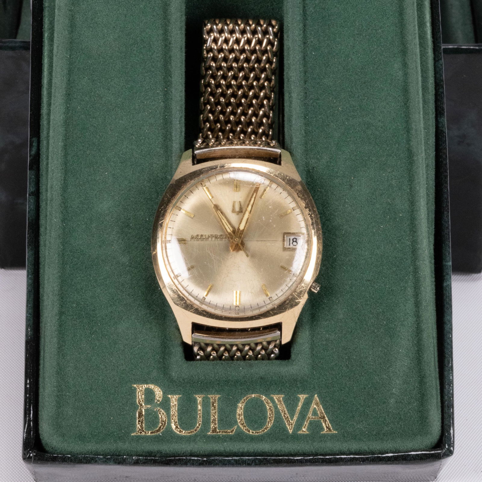 14K Gold Bulova Acutron M7 Wristwatch: 14 Karat Yellow Gold Bulova Accutron M7 Men's Wrist Watch Serial #C75673 Date Window at 3 o' Clock Position Gent's Marked 14KT Diameter Approx. 34 mm 63.07 Grams Total in Overall Good Condition Light