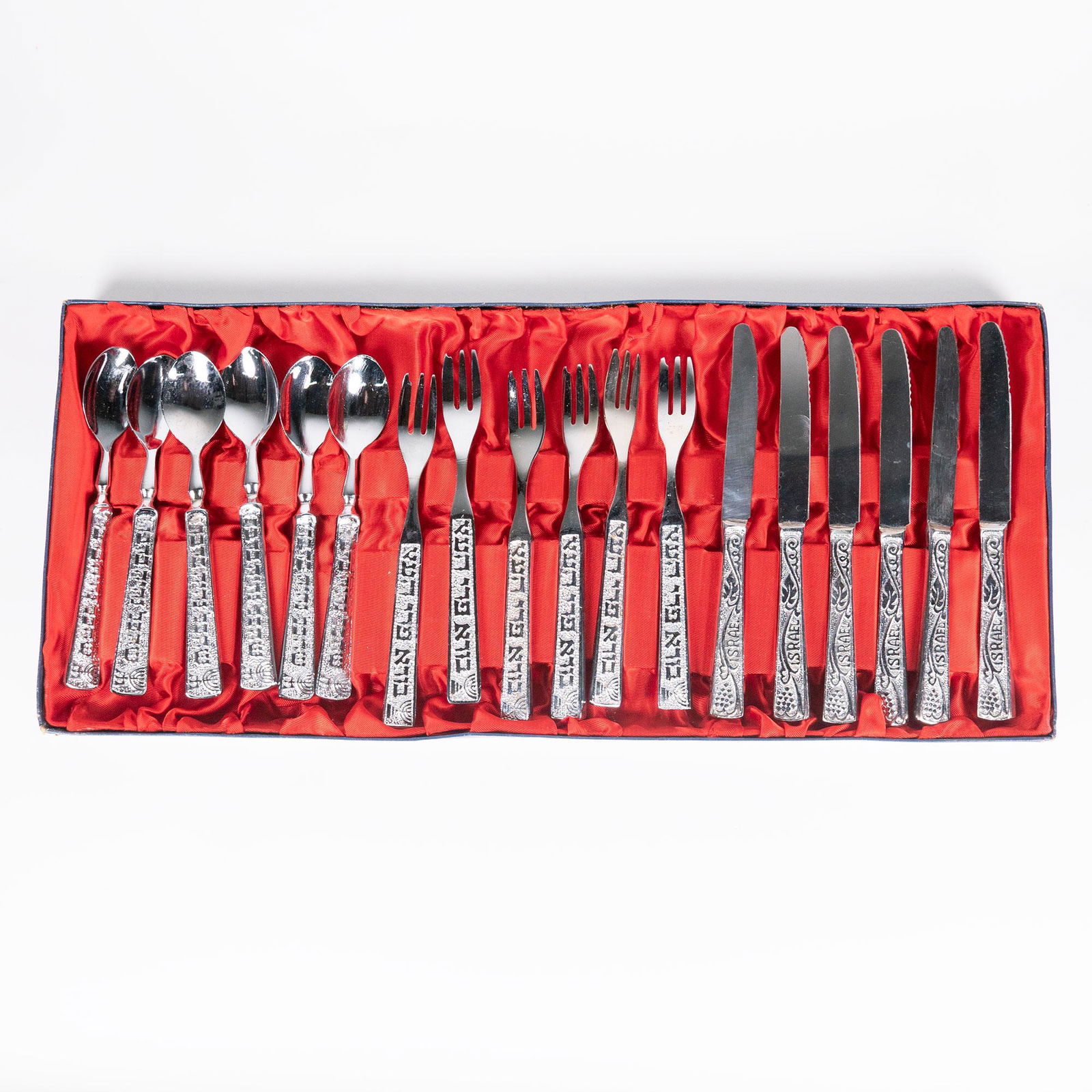 Judaica Flatware & Cutting Board with Knife (1 of 7)