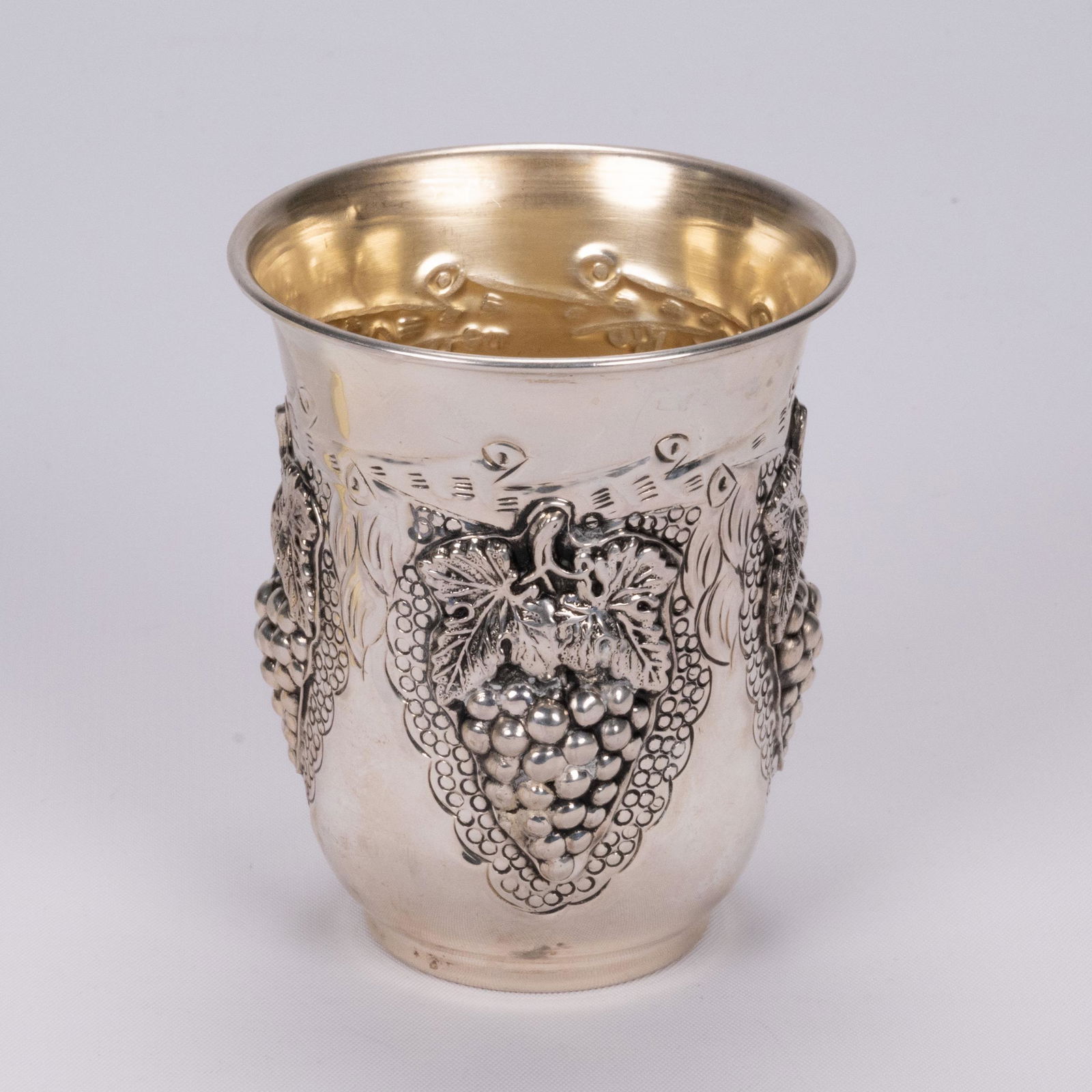 Judaica Sterling Silver Kiddush Cup: Judaica Sterling Silver Kiddush Cup Featuring Grapevine Grape Wine Design Marked Underneath : "925". Weight: 76 grams Dimensions 3.5"H 2 3/4" W In Overall Good Condition Please look at Photos Closely