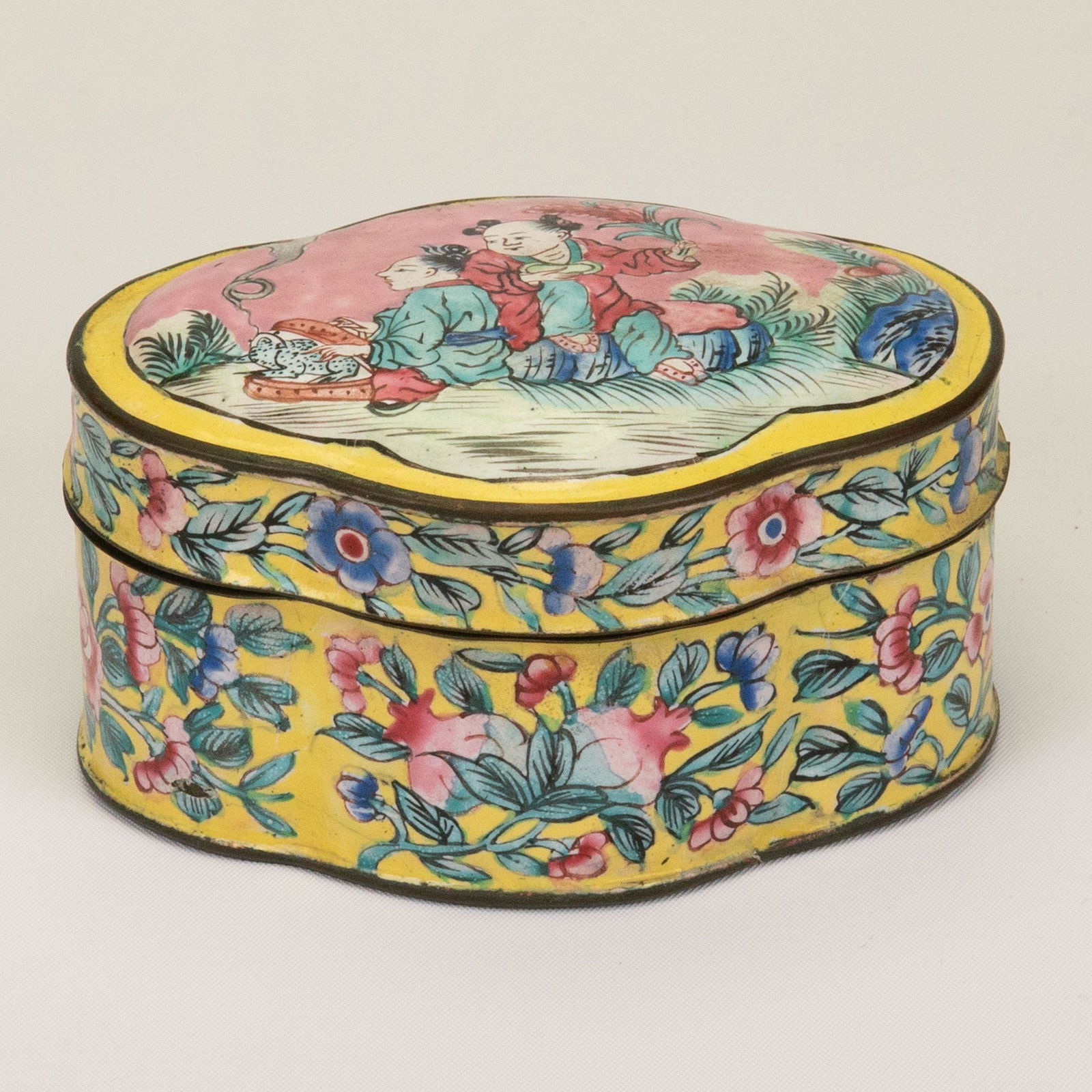 Chinese Snuff Box With Qianlong Mark (1 of 4)