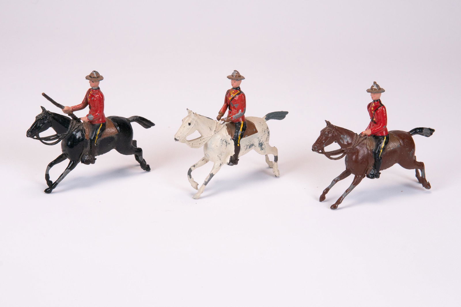 Britain's Proprietors Mounted Canadian Police Old Lead Soldiers Arma (1 of 2)