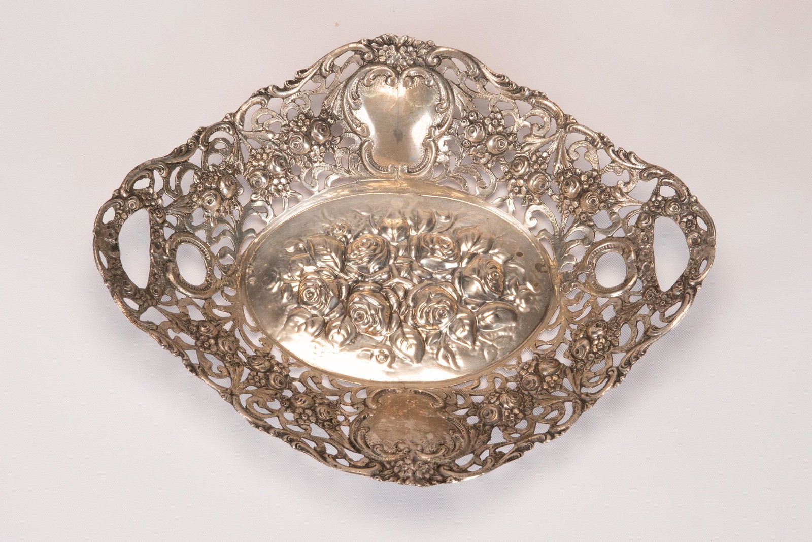 Sterling Silver basket With Floral Design Judaica: Sterling Silver basket With Floral Design Judaic 8.5" x 1" Total Weight Is 200 Grams In Overall Good Condition Please look at Photos Closely Out of a New York City Estate