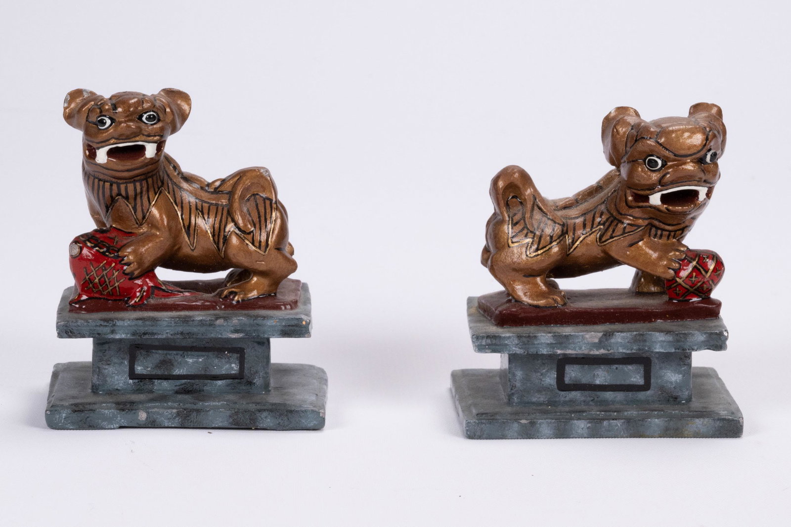 K&C Streets Of Old Hong Kong Temple Lions: King and Country Streets Of Old Hong Kong Temple Lion Unboxed Excellent Condition. In Overall Good Condition Please look at Photos Closely soldier lead soldiers k&c britains britain Out of a New York 