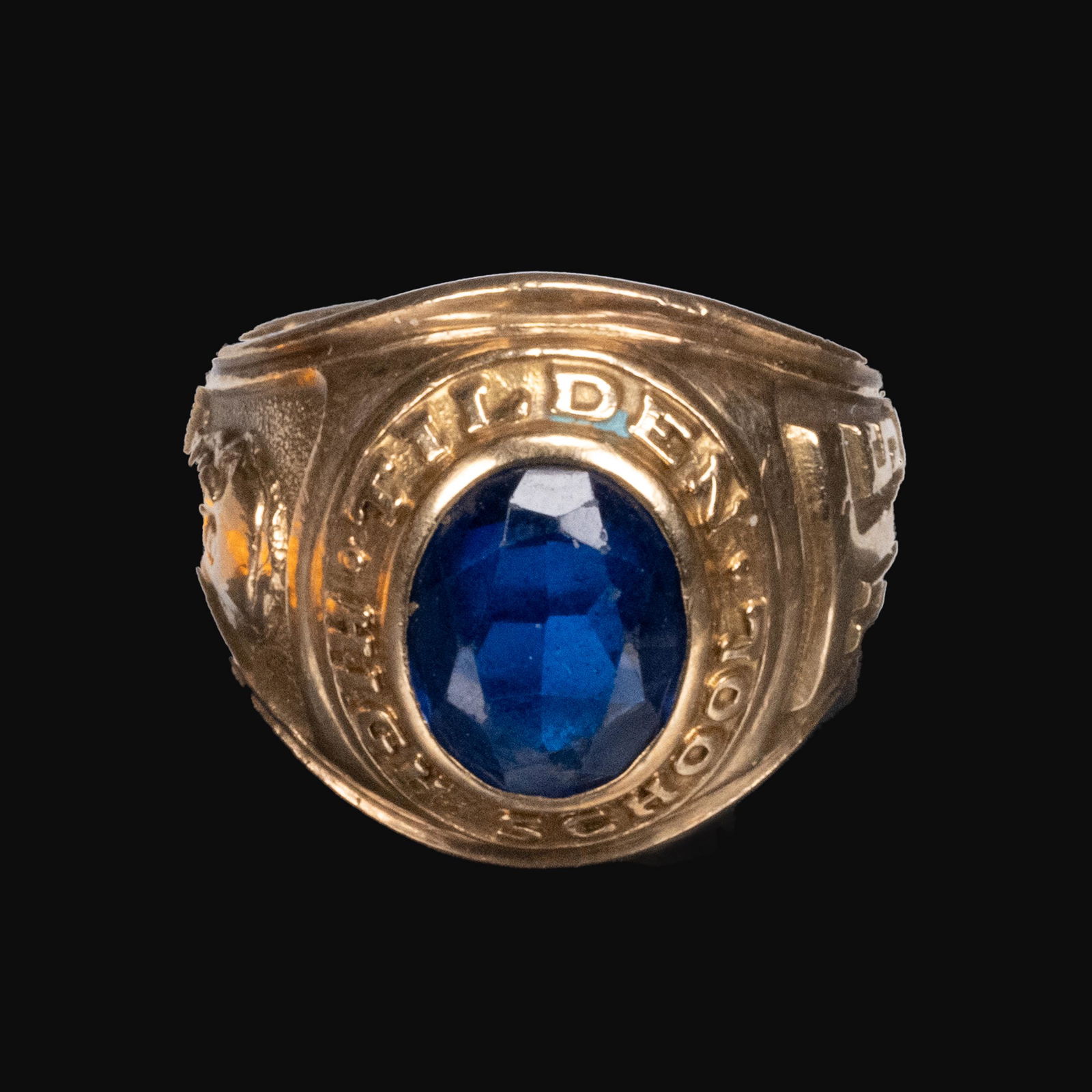 Gold Blue Saphire American Graduation Ring (1 of 3)