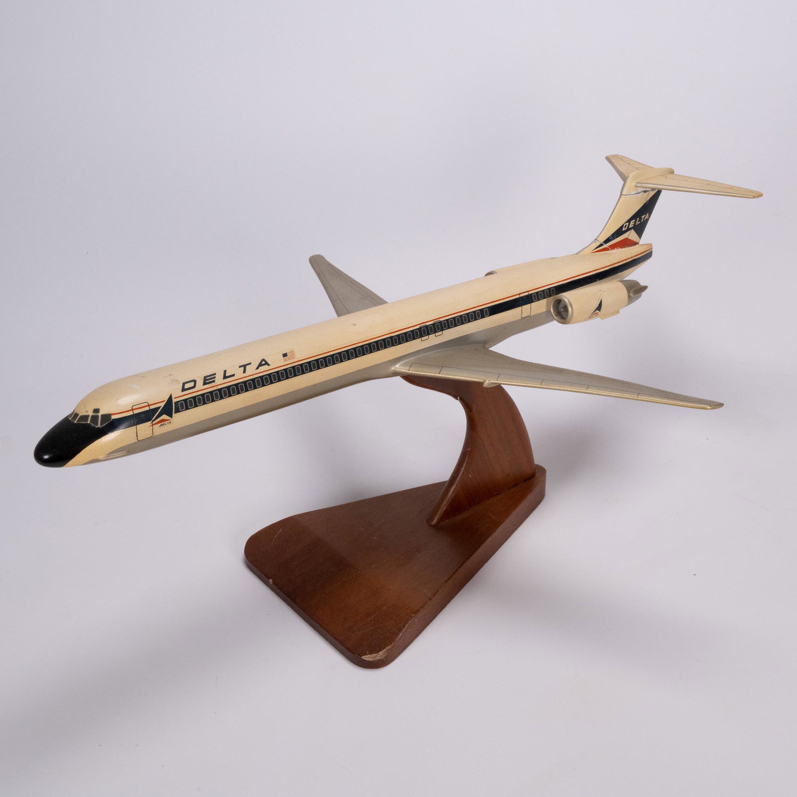 McDonnell Douglas MD-88 Desktop Model Delta Airlines Display Model. (1 of 6)