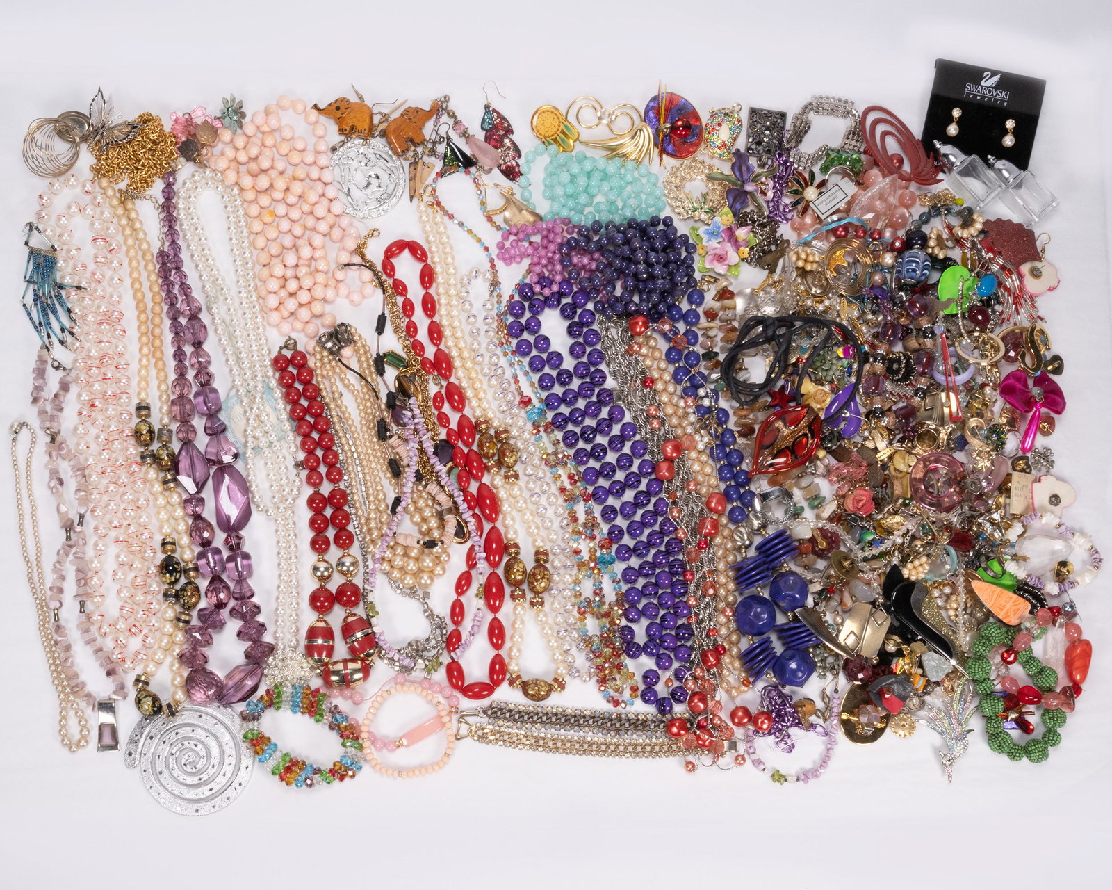 Large Costume Jewelry Lot Ring Bracelet Necklace: Large Lot of Costume Jewelry Rings Bracelets Necklaces Over Nine Pounds In Overall Good Condition Please look at Photos Closely Out of a New York City Estate