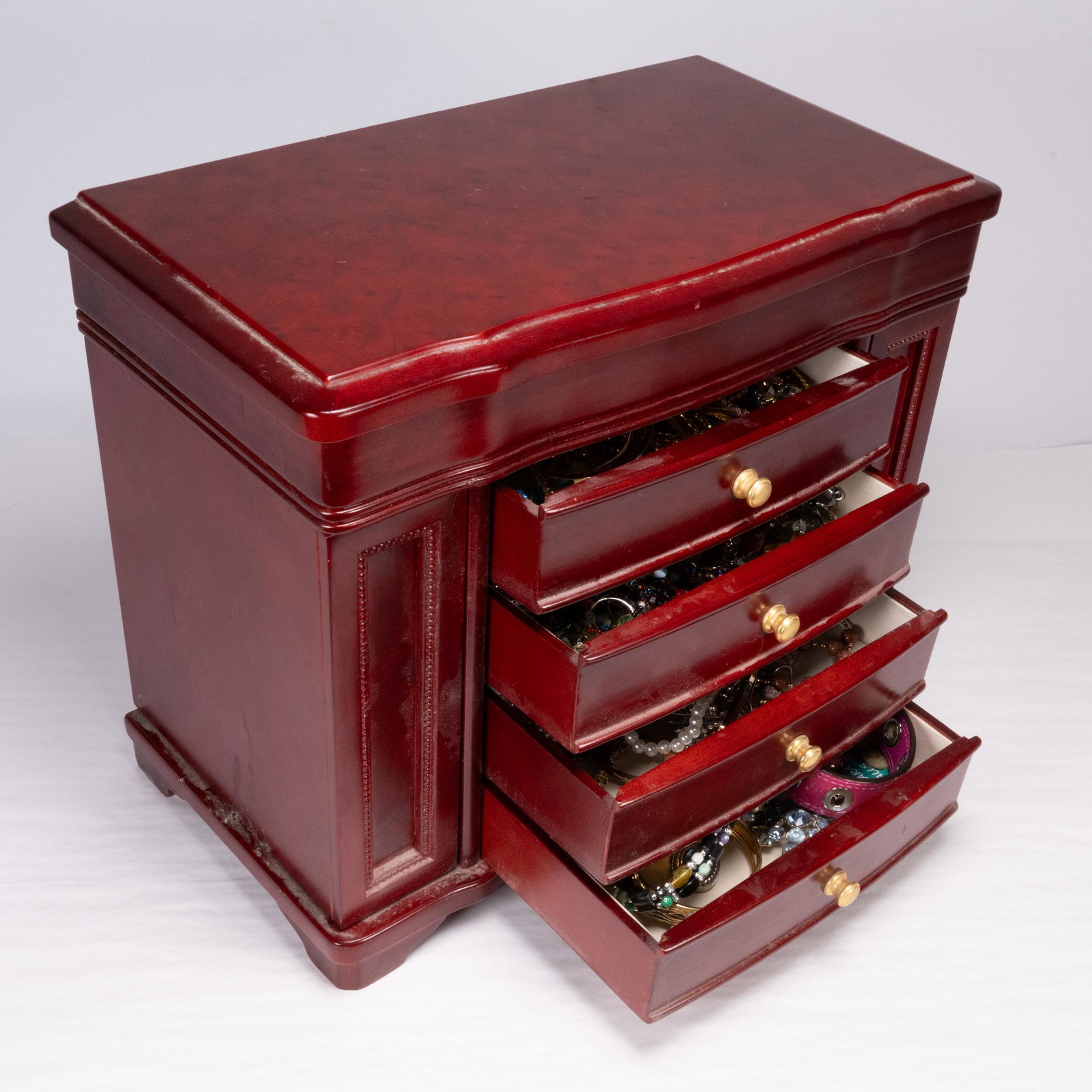 Costume Jewelry Lot As Found Unsearched: Costume Jewelry Lot In Wooden Jewelry Storage Casket Designers Such As Lia Sophia Goldette NY D'Lin Q and Others Costume Jewelry Lots May or May Not Contain Rings Necklaces Bracelets Brooches Pins Som