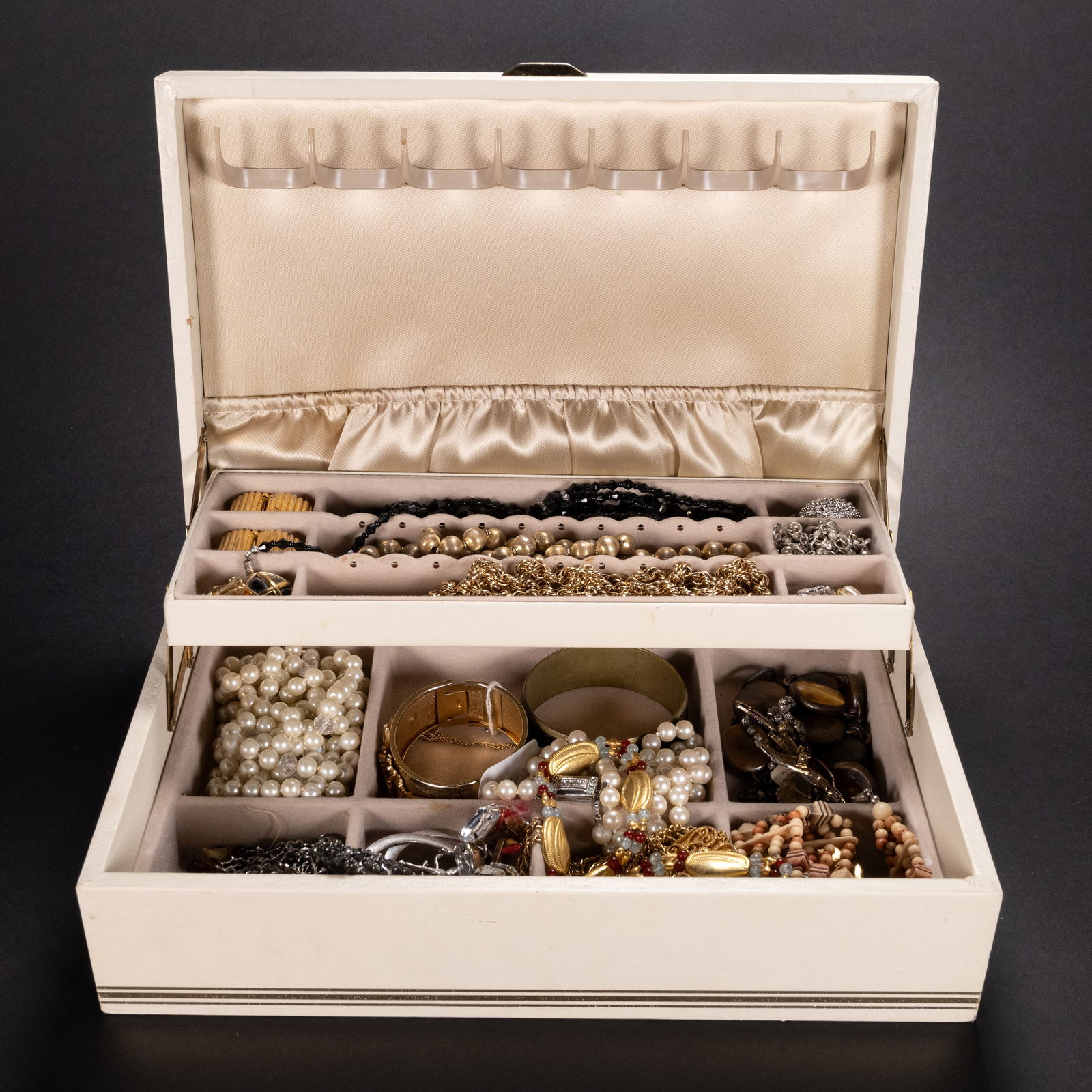 Lot Of Costume Jewelry In Vintage Jewelry Box: Lot Of Costume Jewelry In Vintage Jewelry Box Costume Jewelry Coro Kenneth Lane Carolee May Contain Rings Necklaces Bracelets Brooches Pins In Overall Good Condition Please look at Photos Closely Out