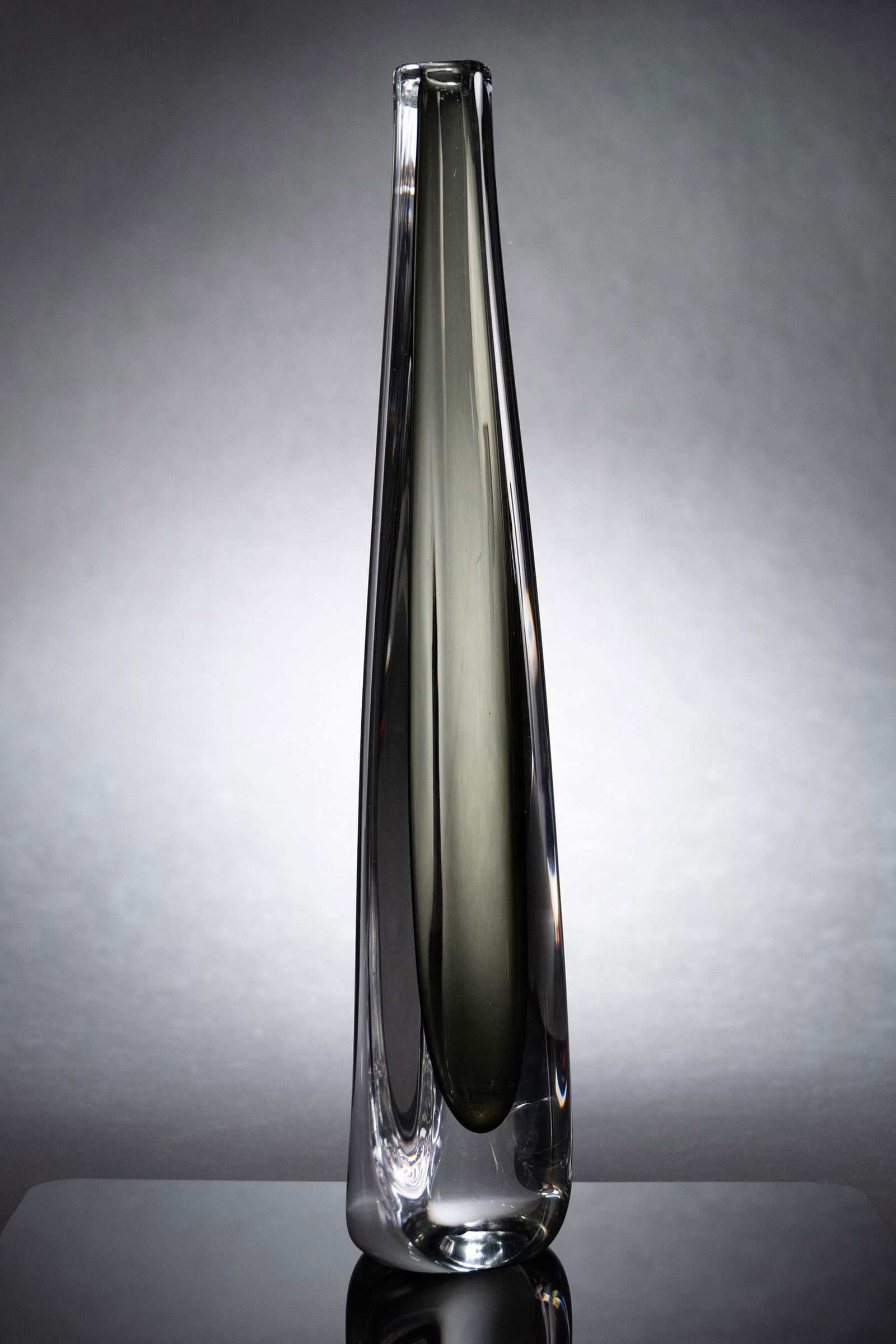 Orrefors Nils Landberg ( Swedish 1907-1991) Art Glass Lot: Orrefors Nils Landberg ( Sweden 1907-1991 ) Art Glass Vases Mid Century Circa 1950-1960 Lot Features (1x) Tall Sommerso Vase Smoke in Clear Signed and Numbered Underneath Base: "Orrefos 3538/3" 15 1/4