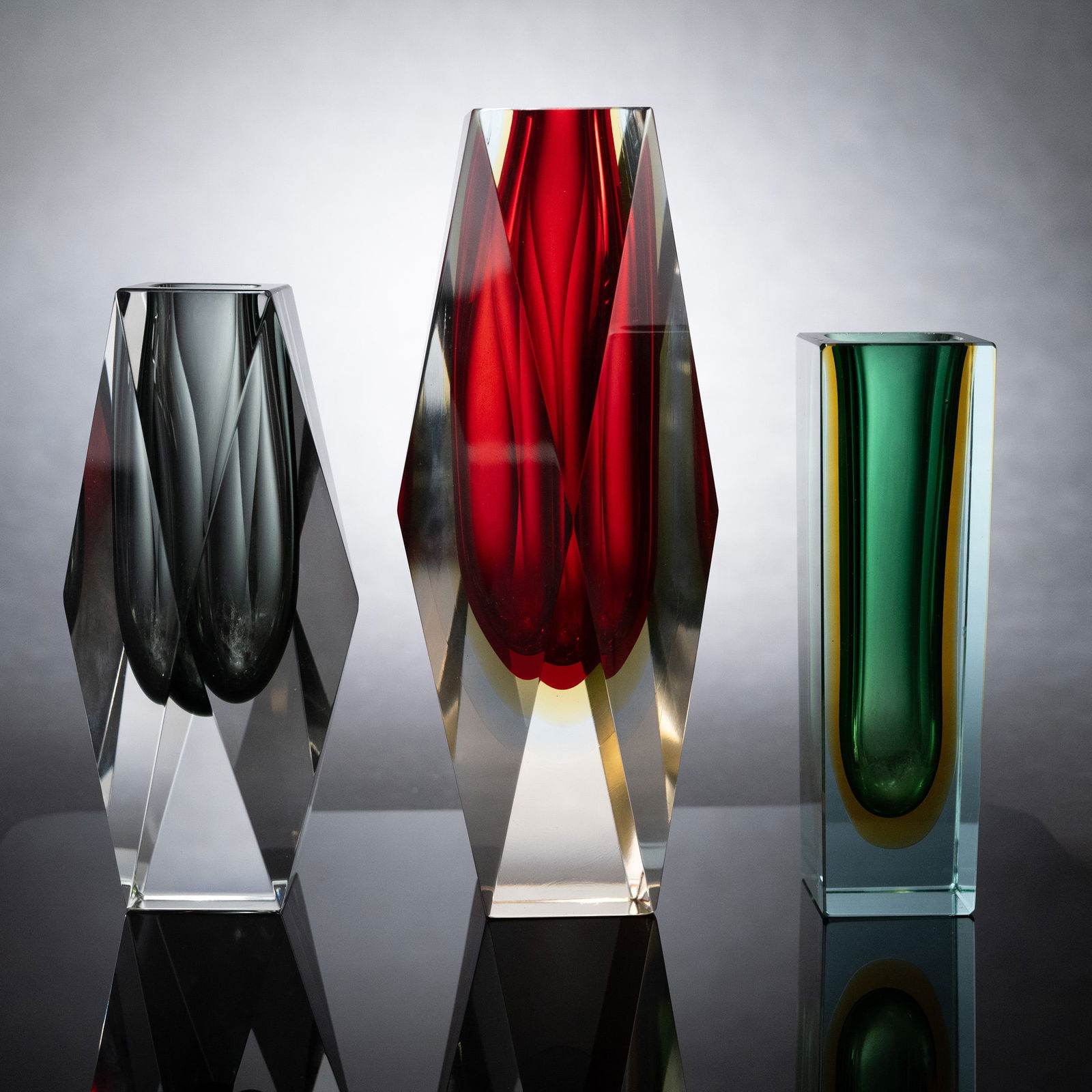 Flavio Poli ( Italy 1900-1984) Mid-Century Modern Art Glass Vase Lot: Flavio Poli ( Italian 1900 - 1984 ) Mid Century Modern Art Glass Lot Vases Features (1x) Faceted Red and Yellow In Clear Crystal Glass Vase By Flavio Poli 8" H x Top 1 3/4" W x Base 1 5/8 X Body 3 1/4