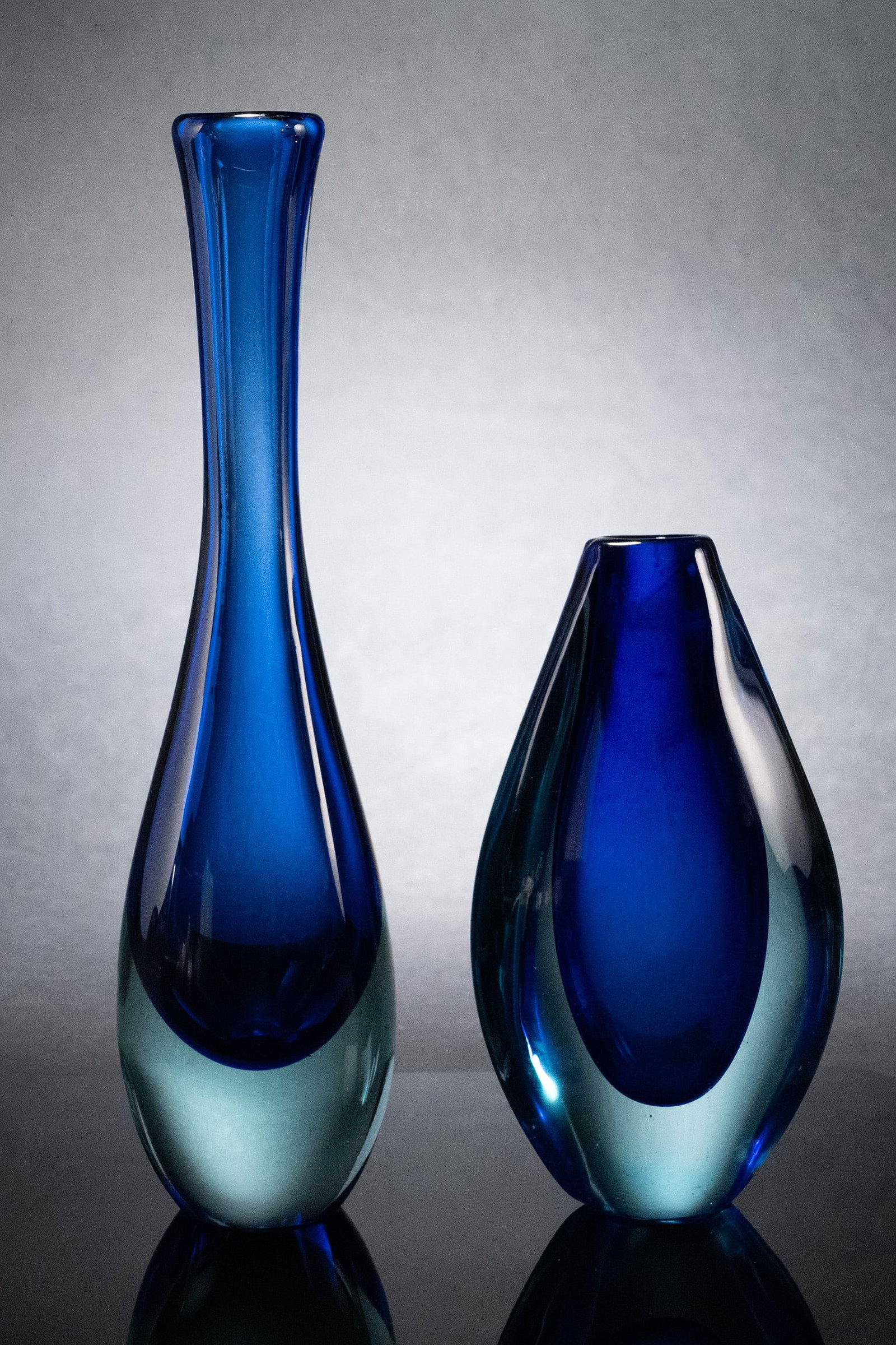 Flavio Poli (Italy 1900-1984) Mid-Century Modern Art Glass Lot: Flavio Poli ( Italian 1900 - 1984 ) Mid-Century Modern Art Glass Vase Lot Sommerso Vases Seguso Vetri d'Arte Circa 1955 Made in Italy Hand-Blown MCM Lot Features: (1x) Long Neck Cobalt Blue In Light B