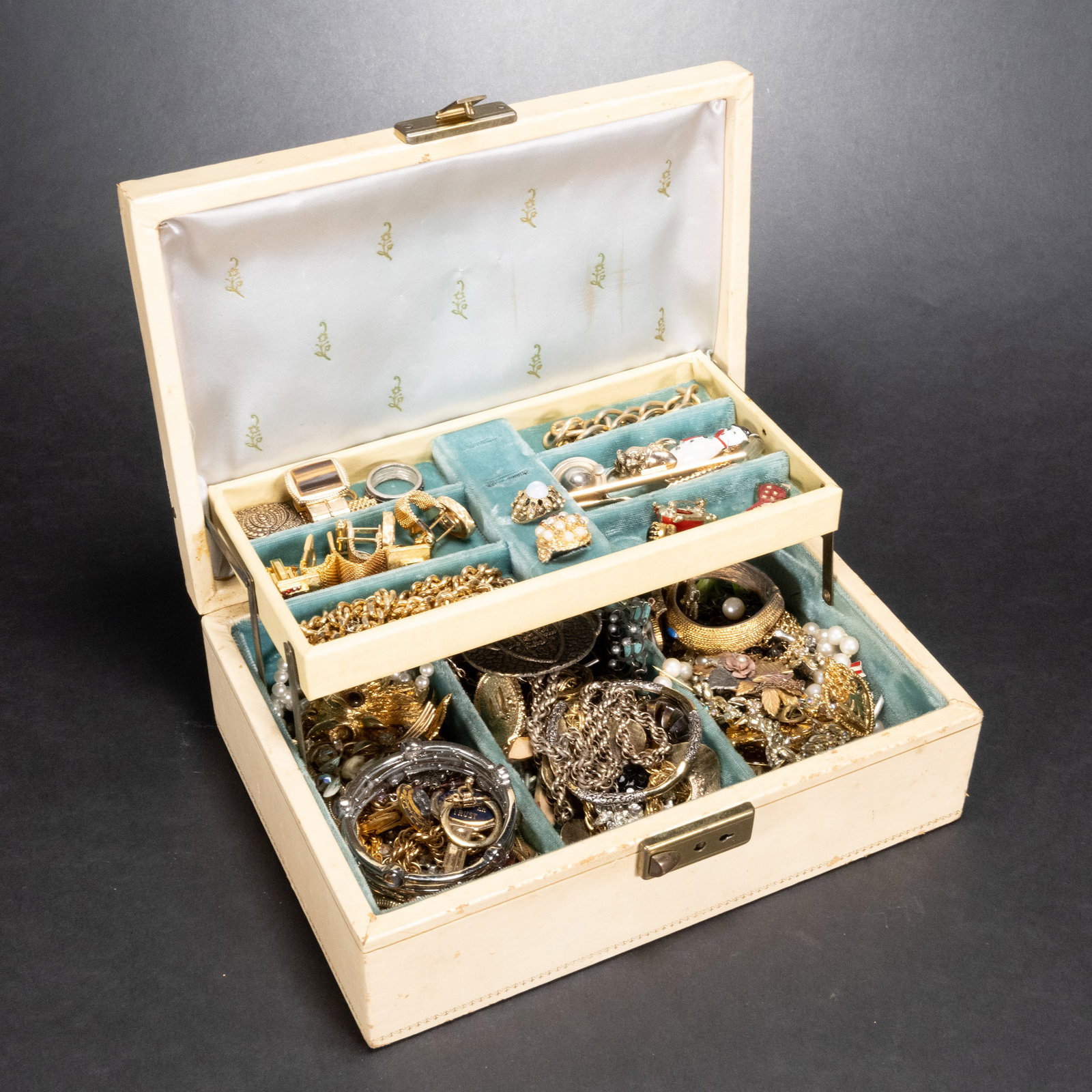 Unsearched Jewelry Box Filled w/ Costume Jewelry Ring Bracelet Necklace Brooch etc As Found: Unsearched White Jewelry Box Full Filled with Costume Jewelry Rings Bracelets Necklaces Brooches Pins Collection Lot In Overall Good Condition Please look at Photos Closely Out of a New York City Esta