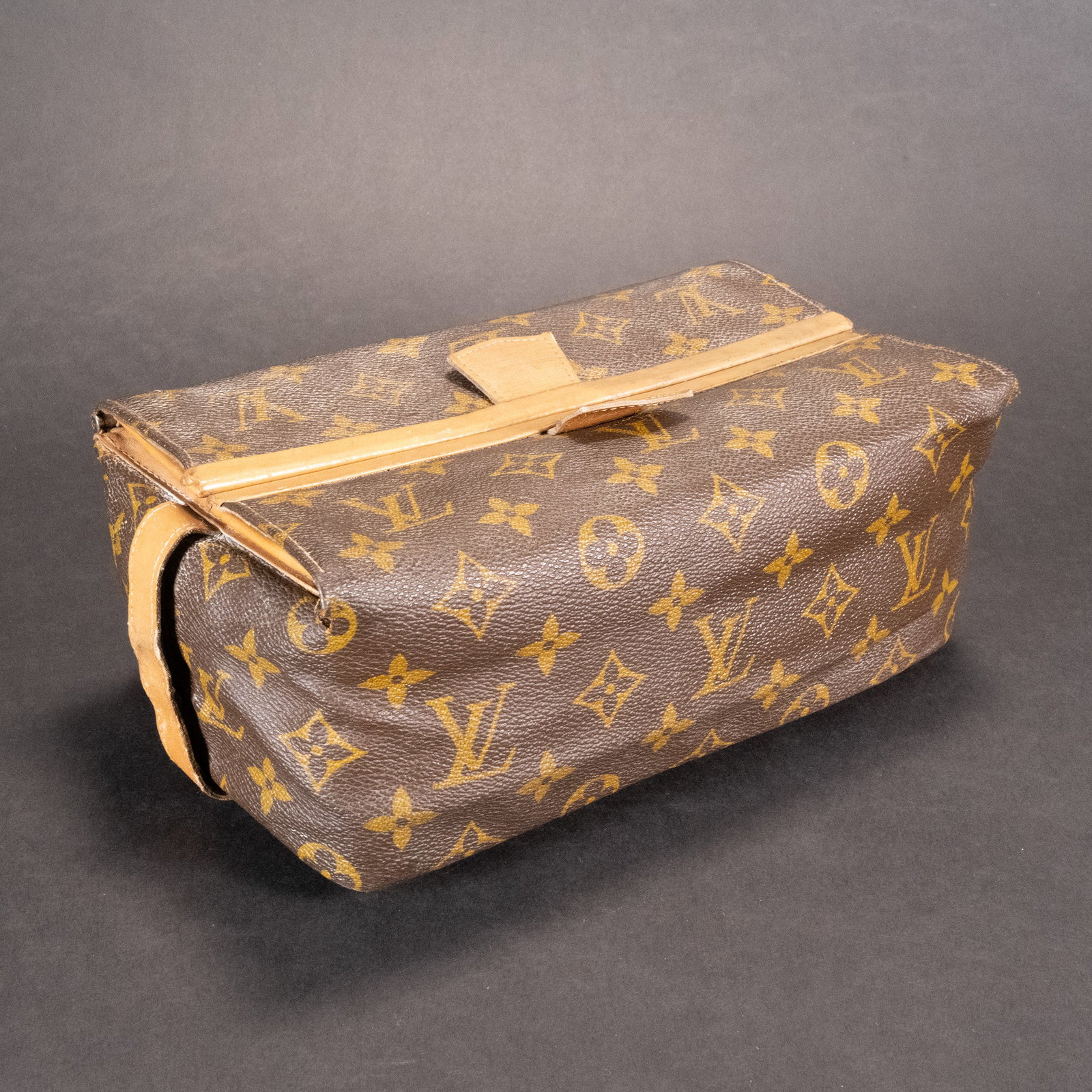Louis Vuitton Dopp Kit Travel Bag: Louis Vuitton Dopp Kit Travel Bag An indispensable travel companion this signature Dopp kit is crafted from classic Monogram canvas trimmed with natural cowhide The spacious interior holds grooming ne