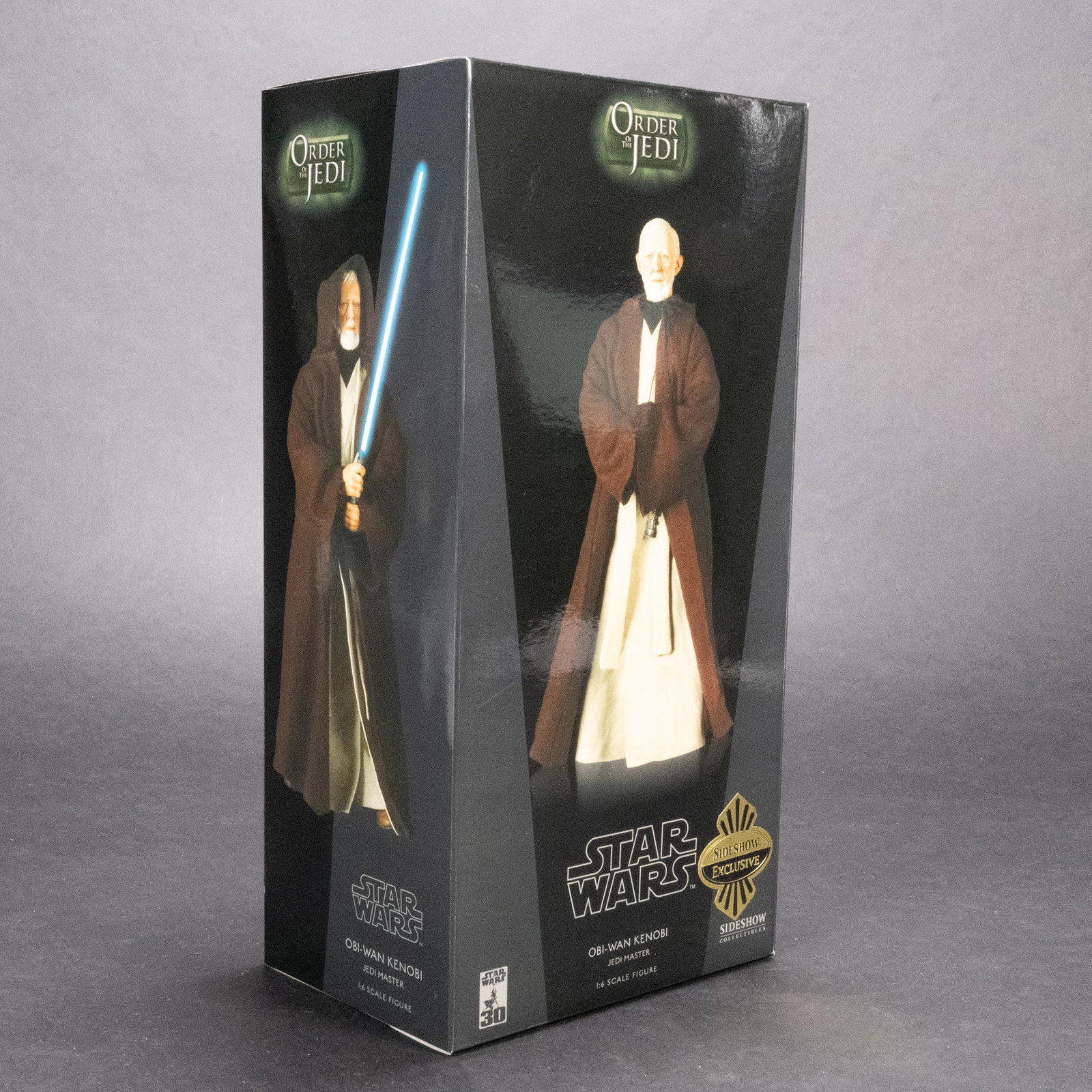 Sideshow 1/6 Scale Star Wars ANH Obi-Wan Kenobi Exclusive (2008) 21141: Sideshow 1/6 Scale Star Wars ANH Obi-Wan Kenobi Exclusive ( 2008 ) Mint And Sealed 21141 Fully articulated male body with 30+ points of articulationAuthentic likeness of Alec Guinness as old Ben Kenob