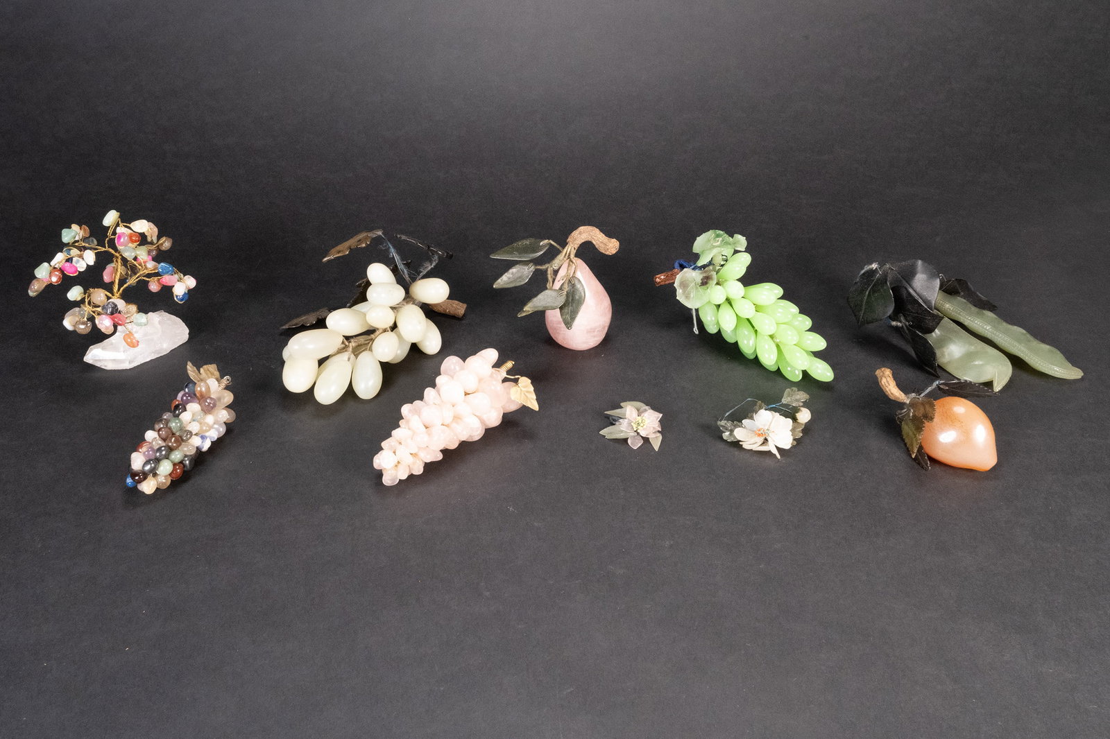 Chinese Carved Polished Jade Carnelian Assorted Clusters Grapes Peaches Etc: Chinese Carved Polished Jade Carnelian Rose Quartz Semiprecious Stones Assorted Clusters Grapes Peaches Pear Sna Peas Bonsai Tree 8 Pieces Lot Comprising: 1x Rose Quartz Jade Flower Cluster 1,5"W 1x J