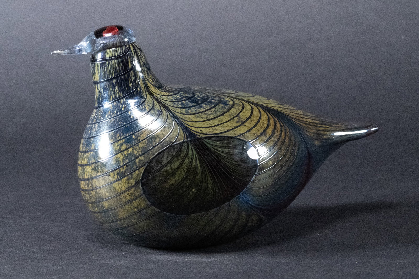 Oiva Toikka (Finland 1931-2019) Art Glass Bird Littala Statue: Oiva Kalervo Toikka ( Finnish 1931 Viipurin Maalaiskunta - 2019 Helsinki ) Art Glass Bird Nuutajarvi Notsj? Sculpture for Littala Kalvola Iridescent Olive Green Cobalt Blue Auburn Red Original Manufac